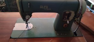 Máquina de coser antigua en buen estado