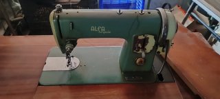 Máquina de coser antigua en buen estado