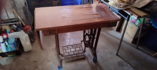 Máquina de coser antigua en buen estado
