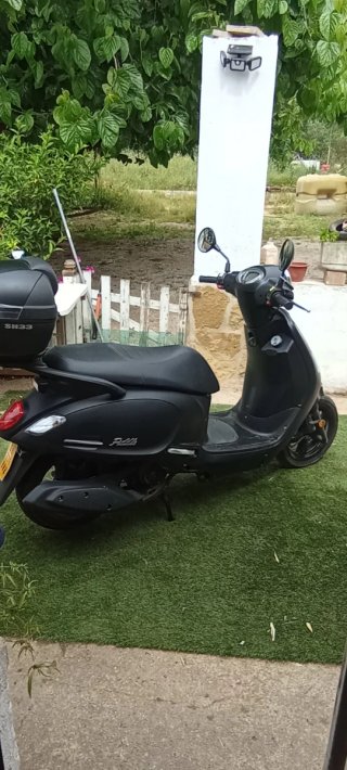 Moto Scooter SYM Negra Automática