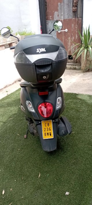 Moto Scooter SYM Negra Automática