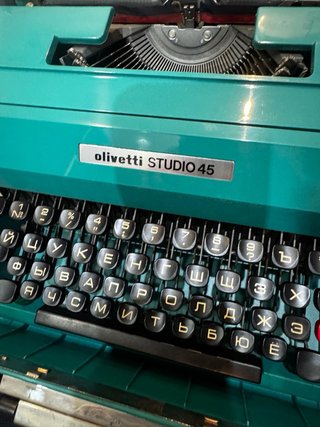 Máquina de escribir Olivetti Studio 45 (Cirílico)