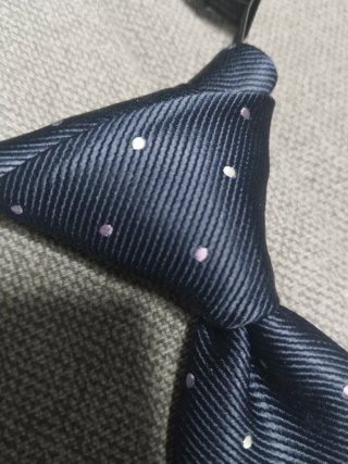 Corbata niño azul con puntos blancos y malva.