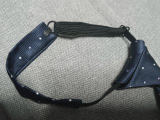 Corbata niño azul con puntos blancos y malva.