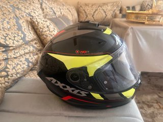 Casco de moto HRP negro y amarillo