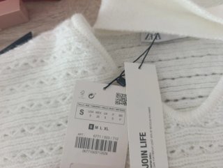 Jersey Zara tono crema.