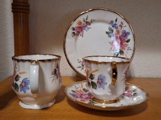Lote porcelana numerada taza, jarrita y 2 platos