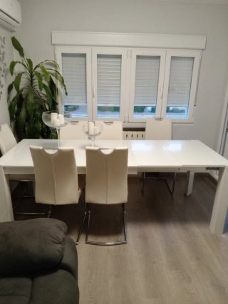 Mesa extensible blanca y cristal 1.40m a 2.20m