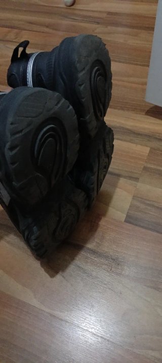 Zapatillas Bershka Negras y Plateadas Talla 42