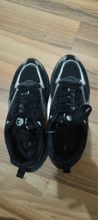 Zapatillas Bershka Negras y Plateadas Talla 42