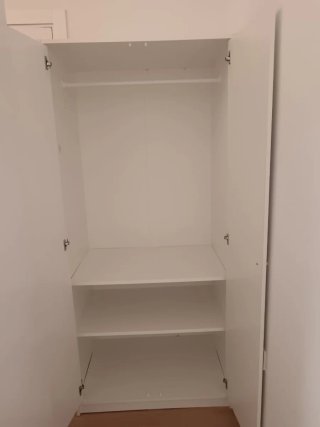 Armario blanco con baldas y barra