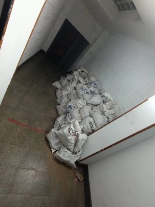 Recojoda de sacos de escombros