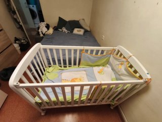 Cuna de bebé blanca con protector y colchón