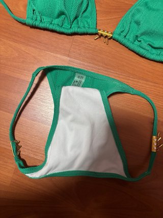 Bikini verde con detalles dorados
