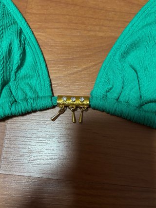 Bikini verde con detalles dorados