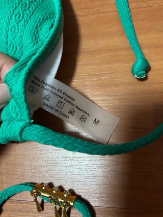 Bikini verde con detalles dorados