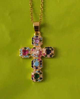 Cruz con cadena