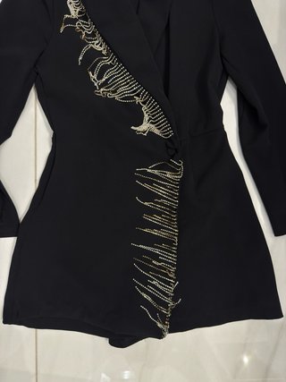 Traje negro con adornos dorados