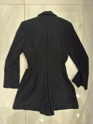 Traje negro con adornos dorados