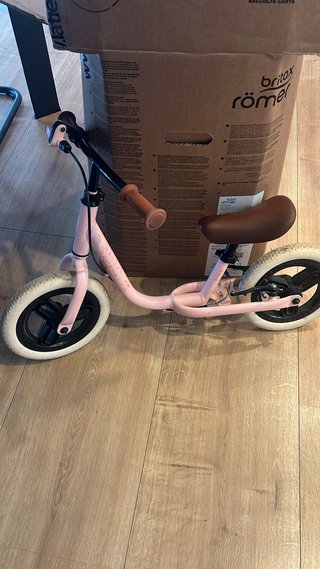 Bicicleta de equilibrio rosa del decathlon.