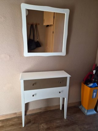 Mueble de entrada y espejo blanco y dorado