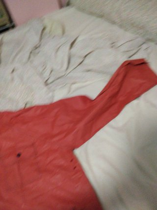 Chubasquero rojo con capucha