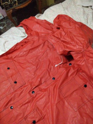 Chubasquero rojo con capucha