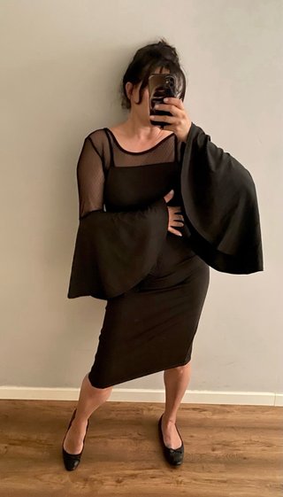 Vestido de fiesta negro con mangas de campana