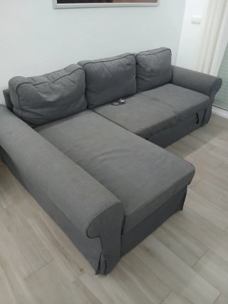 Sofá cama gris de tela