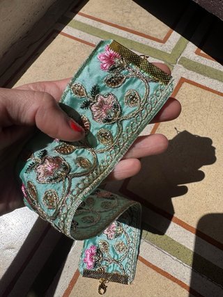 Gargantilla choker fina dorada con esmeralda