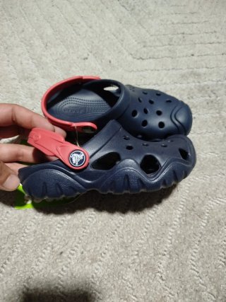 Crocs Criança Azul com Tira Vermelha 28/29