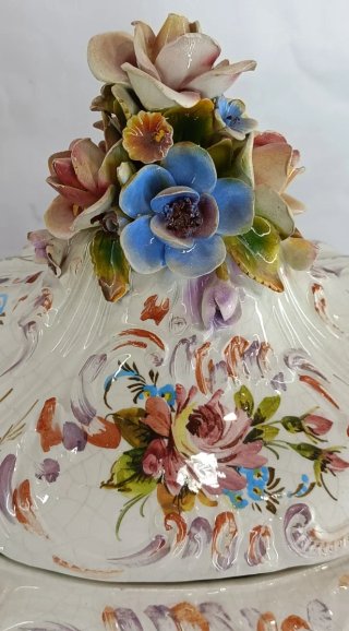 Vaso ceramica con fiori a rilievo