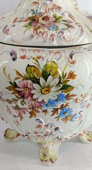 Vaso ceramica con fiori a rilievo