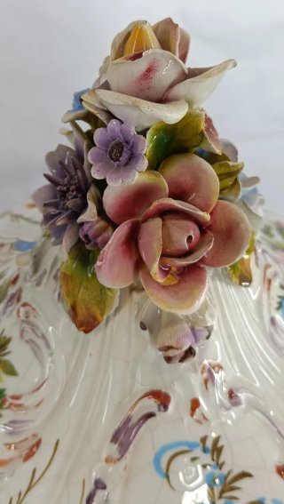 Vaso ceramica con fiori a rilievo