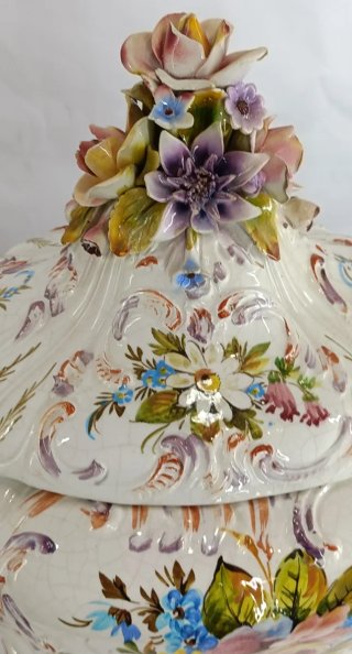 Vaso ceramica con fiori a rilievo