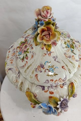 Vaso ceramica con fiori a rilievo