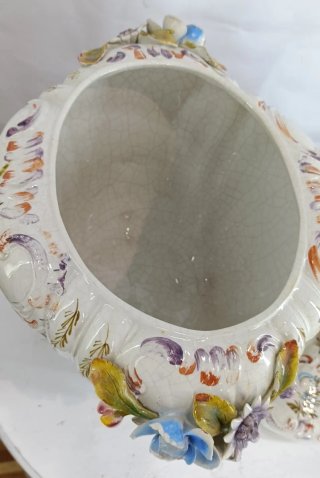 Vaso ceramica con fiori a rilievo