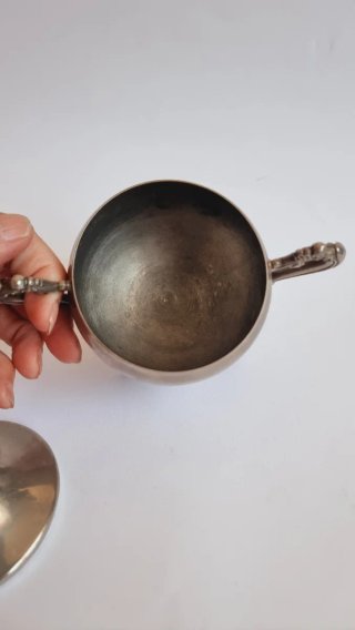 Azucarero vintage metálico con patas