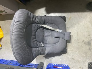 Mecedora Chicco para bebé gris