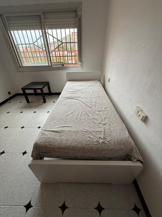 Cama individual blanca con base