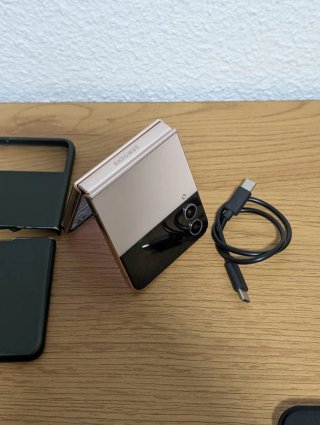 Samsung Z Flip 4 128GB con detalle LEER