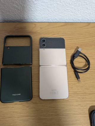 Samsung Z Flip 4 128GB con detalle LEER