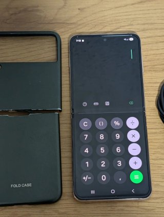 Samsung Z Flip 4 128GB con detalle LEER
