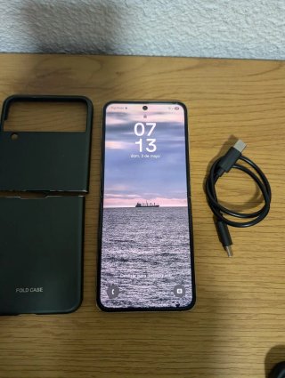 Samsung Z Flip 4 128GB con detalle LEER