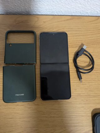 Samsung Z Flip 4 128GB con detalle LEER