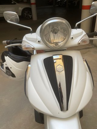 Moto Beverly Blanca y negra