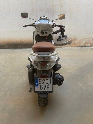 Moto Beverly Blanca y negra