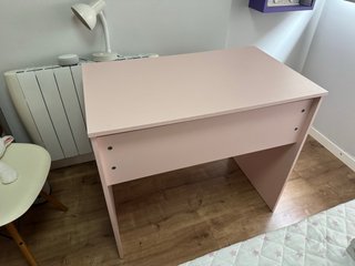 Escritorio rosa con bandeja extraíble