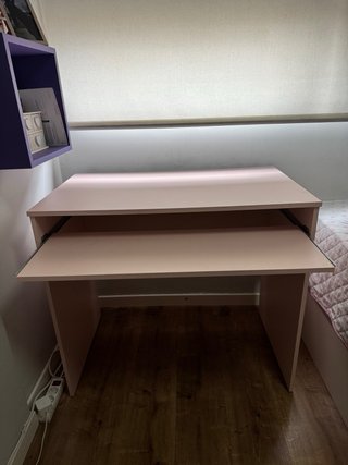 Escritorio rosa con bandeja extraíble