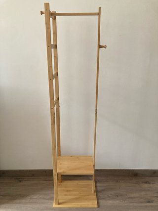 Perchero de pie de madera de bambú.